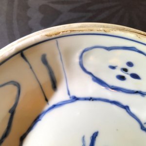 Een Chinese blauwwitte kraakporseleinen dekselkom, Wanli, en een florale kom, Kangxi — foto 16