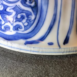 Een Chinese blauwwitte kraakporseleinen dekselkom, Wanli, en een florale kom, Kangxi — foto 20