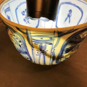 Een Chinese blauwwitte kraakporseleinen dekselkom, Wanli, en een florale kom, Kangxi — foto 21