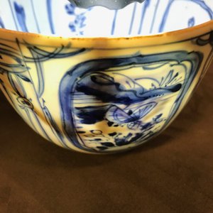 Een Chinese blauwwitte kraakporseleinen dekselkom, Wanli, en een florale kom, Kangxi — foto 22