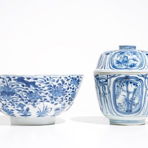 Een Chinese blauwwitte kraakporseleinen dekselkom, Wanli, en een florale kom, Kangxi — foto 3
