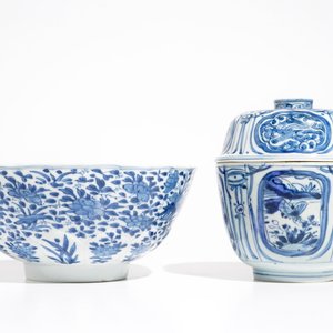 Een Chinese blauwwitte kraakporseleinen dekselkom, Wanli, en een florale kom, Kangxi — foto 4