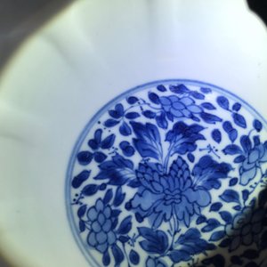 Een Chinese blauwwitte kraakporseleinen dekselkom, Wanli, en een florale kom, Kangxi — foto 8