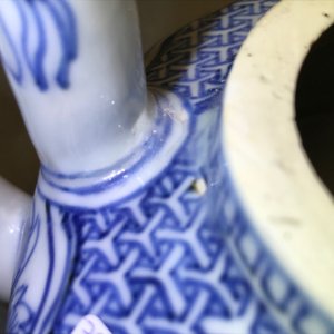 Een Chinese blauwwitte kraakporseleinen gedekselde wijnkan, Wanli — foto 14