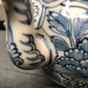 Een Chinese blauwwitte kraakporseleinen gedekselde wijnkan, Wanli — foto 20