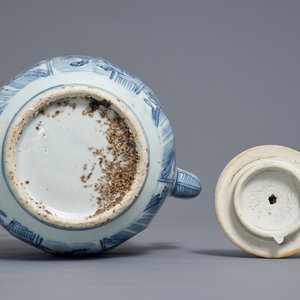 Een Chinese blauwwitte kraakporseleinen gedekselde wijnkan, Wanli — foto 6