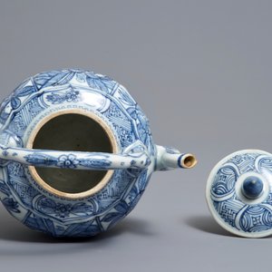 Een Chinese blauwwitte kraakporseleinen gedekselde wijnkan, Wanli — foto 5