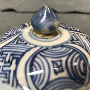 Een Chinese blauwwitte kraakporseleinen gedekselde wijnkan, Wanli — foto 8