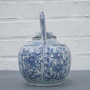 Een Chinese blauwwitte kraakporseleinen gedekselde wijnpot met kostbaarheden en bloemen, Wanli — foto 11