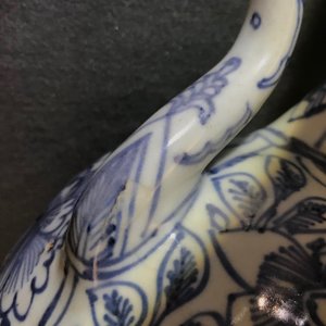 Een Chinese blauwwitte kraakporseleinen gedekselde wijnpot met kostbaarheden en bloemen, Wanli — foto 18