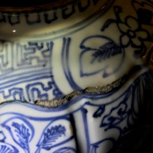 Een Chinese blauwwitte kraakporseleinen gedekselde wijnpot met kostbaarheden en bloemen, Wanli — foto 21