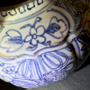Een Chinese blauwwitte kraakporseleinen gedekselde wijnpot met kostbaarheden en bloemen, Wanli — foto 22