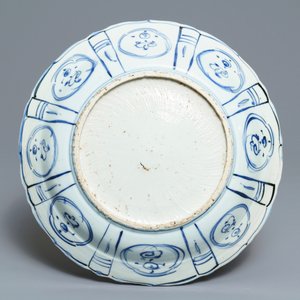 Een Chinese blauwwitte kraakporseleinen schotel met een draak, Wanli — foto 2