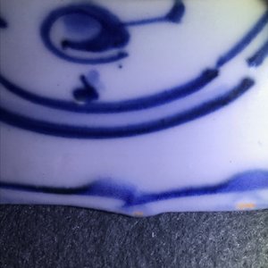 Een Chinese blauwwitte kraakporseleinen schotel met een draak, Wanli — foto 5