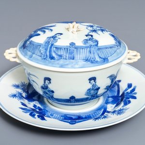 Een Chinese blauwwitte 'Lange Lijzen' dekselkom op onderschotel, Chenghua merk, Kangxi — foto 1