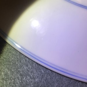 Een Chinese blauwwitte 'Lange Lijzen' dekselkom op onderschotel, Chenghua merk, Kangxi — foto 15
