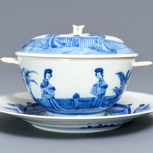 Een Chinese blauwwitte 'Lange Lijzen' dekselkom op onderschotel, Chenghua merk, Kangxi — foto 2
