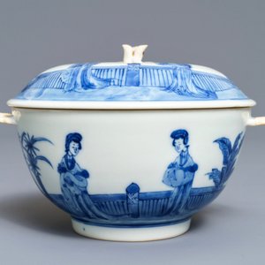 Een Chinese blauwwitte 'Lange Lijzen' dekselkom op onderschotel, Chenghua merk, Kangxi — foto 5