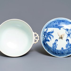 Een Chinese blauwwitte 'Lange Lijzen' dekselkom op onderschotel, Chenghua merk, Kangxi — foto 9