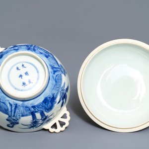 Een Chinese blauwwitte 'Lange Lijzen' dekselkom op onderschotel, Chenghua merk, Kangxi — foto 10