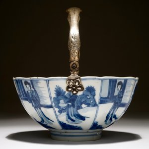 Een Chinese blauwwitte Lange Lijzen kom met zilveren handvat, Kangxi — foto 3