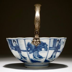 Een Chinese blauwwitte Lange Lijzen kom met zilveren handvat, Kangxi — foto 5