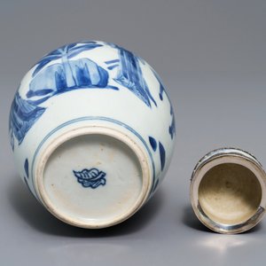 Een Chinese blauwwitte 'Lange Lijzen' theebus met zilveren montuur, Kangxi — foto 6