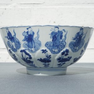 Een Chinese blauwwitte lotusvormige kom met onsterfelijken, Chenghua merk, Kangxi — foto 11