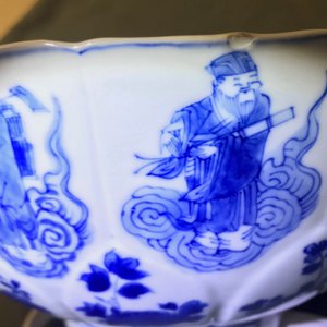 Een Chinese blauwwitte lotusvormige kom met onsterfelijken, Chenghua merk, Kangxi — foto 18