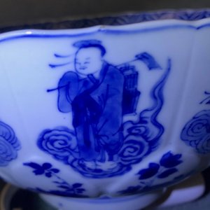 Een Chinese blauwwitte lotusvormige kom met onsterfelijken, Chenghua merk, Kangxi — foto 19