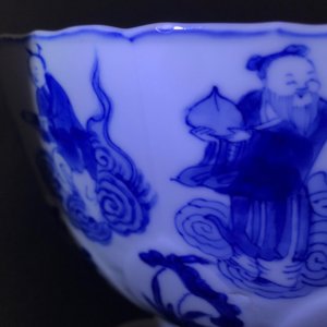 Een Chinese blauwwitte lotusvormige kom met onsterfelijken, Chenghua merk, Kangxi — foto 20