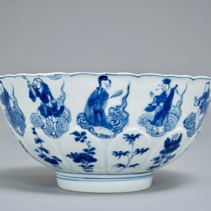 Een Chinese blauwwitte lotusvormige kom met onsterfelijken, Chenghua merk, Kangxi — foto 4