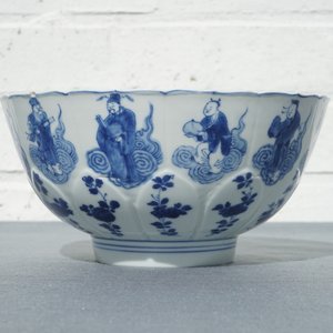 Een Chinese blauwwitte lotusvormige kom met onsterfelijken, Chenghua merk, Kangxi — foto 10
