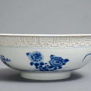 Een Chinese blauwwitte 'mantou' kom met reliëfdecor, Kangxi — foto 3
