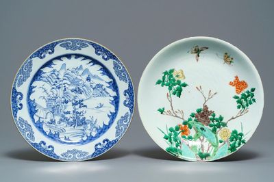 Een Chinese blauwwitte 'Master of the Rock' schotel en een famille verte schotel, Kangxi