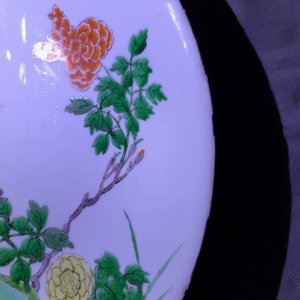 Een Chinese blauwwitte 'Master of the Rock' schotel en een famille verte schotel, Kangxi — foto 13