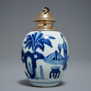 Een Chinese blauwwitte met zilver gemonteerde theebus met decor van Lange Lijzen, Kangxi — foto 2