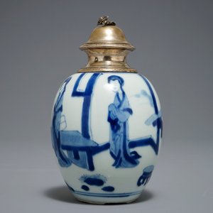 Een Chinese blauwwitte met zilver gemonteerde theebus met decor van Lange Lijzen, Kangxi — foto 4