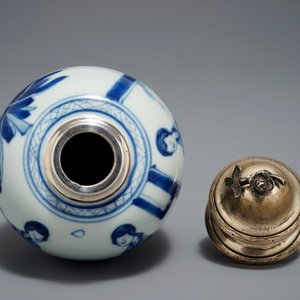 Een Chinese blauwwitte met zilver gemonteerde theebus met decor van Lange Lijzen, Kangxi — foto 5