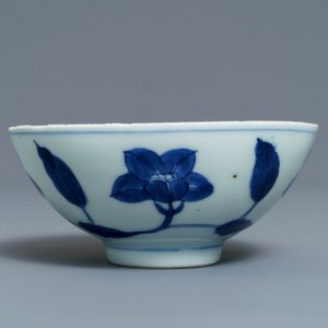 Een Chinese blauwwitte Ming-stijl 'palace bowl', Yongzheng merk en periode — foto 5