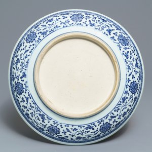 Een Chinese blauwwitte Ming-stijl schotel met florale slingers, Qianlong — foto 2