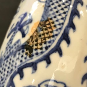 Een Chinese blauwwitte moonflask met drakendecor, 19e eeuw — foto 12