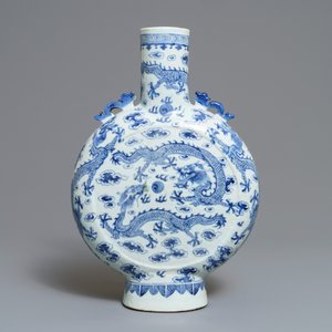 Een Chinese blauwwitte moonflask met drakendecor, 19e eeuw — foto 3