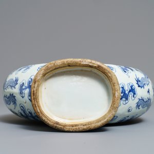 Een Chinese blauwwitte moonflask met drakendecor, 19e eeuw — foto 6
