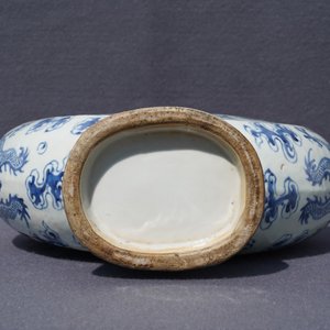 Een Chinese blauwwitte moonflask met drakendecor, 19e eeuw — foto 9