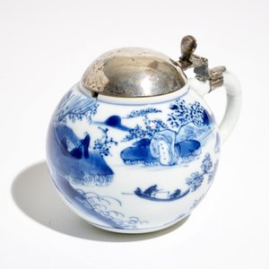 Een Chinese blauwwitte mosterdpot met zilveren montuur, Kangxi — foto 1