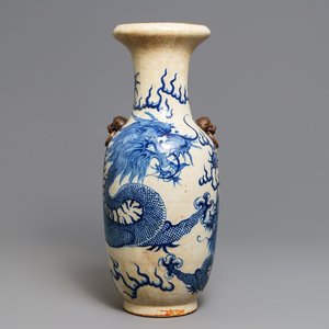 Een Chinese blauwwitte Nanking craquelé 'draken' vaas, 19e eeuw — foto 1