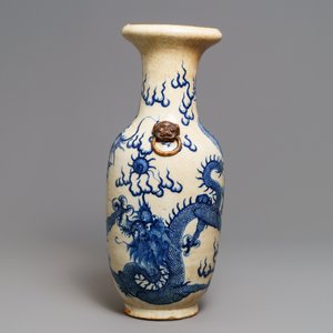 Een Chinese blauwwitte Nanking craquelé 'draken' vaas, 19e eeuw — foto 4