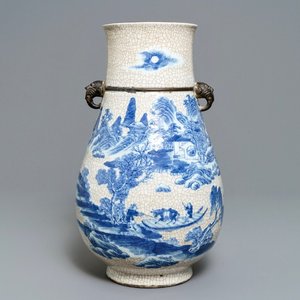Een Chinese blauwwitte Nanking craquelé hu vaas, 19e eeuw — foto 1