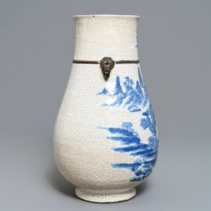 Een Chinese blauwwitte Nanking craquelé hu vaas, 19e eeuw — foto 2